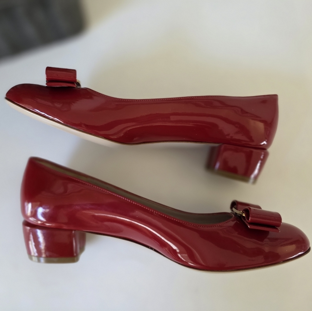 Salvatore Ferragamo Red Patent Vara Bow Ballet Flats Gold Logo Italy Size 5.5B - Picture 7 of 14